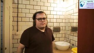 Толстый пузан моет милые ножки юной красавице футфетиш фемдом