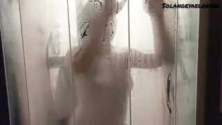 Masturbación femenina en la ducha antes del trabajo