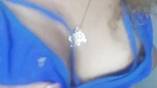 Tocándome con este bikini de color azul puesto