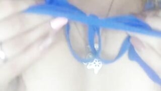 Tocándome con este bikini de color azul puesto