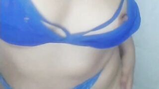 Tocándome con este bikini de color azul puesto